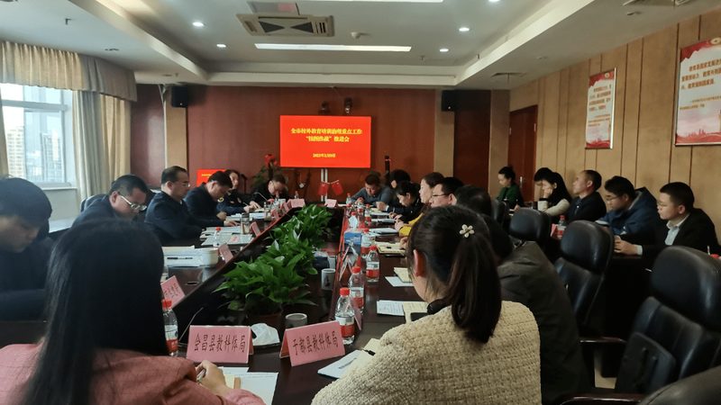 在选择成人高考辅导班时，可以从以下几个方面来参考价格：